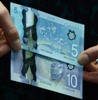 5 dollár: az űrállomás robotkarja bankjegyen
